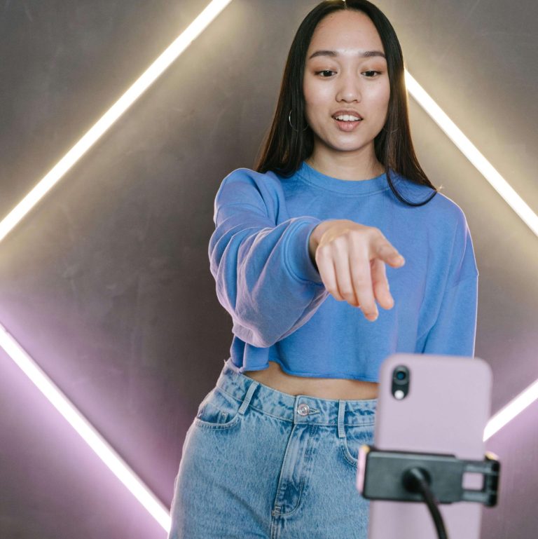 Novia virtual trabajando desde su celular en casa.