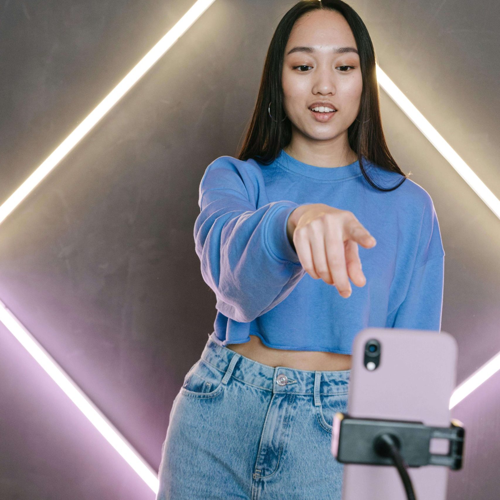 En este momento estás viendo -¿Ser novia virtual es un trabajo rentable? Descubre cómo funciona este modelo, cuánto se puede ganar, qué habilidades necesitas y si vale la pena entrar en este mundo digital de relaciones remuneradas.
