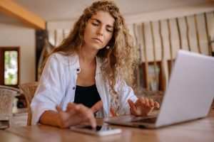 Lee más sobre el artículo -Trabajos online para estudiantes: 7 formas rápidas y seguras de ganar dinero como estudiante en 2025